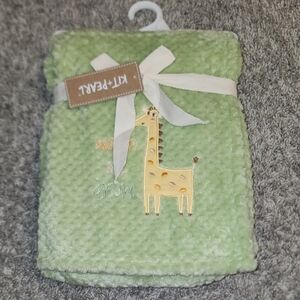 NWT Kit+Pearl Plush Soft Green Giraffe Blanket